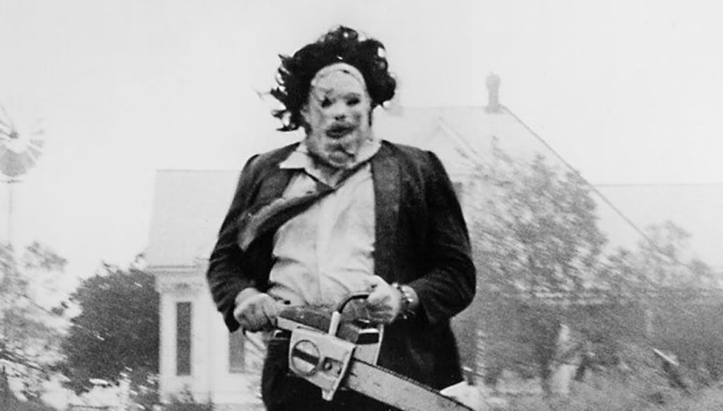 Texas Chainsaw Massacre στον Πύργο! – Άνδρας κυνηγάει τους περαστικούς με πριόνι και ρόπαλο! (βίντεο)