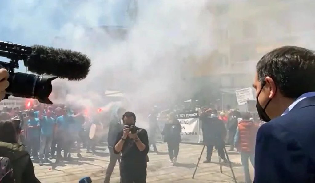 Ούτε σε πρόεδρο ποδοσφαιρικής ομάδας τέτοια υποδοχή: Με καπνογόνα και συνθήματα ο Α.Τσίπρας στην Καβάλα (βίντεο)