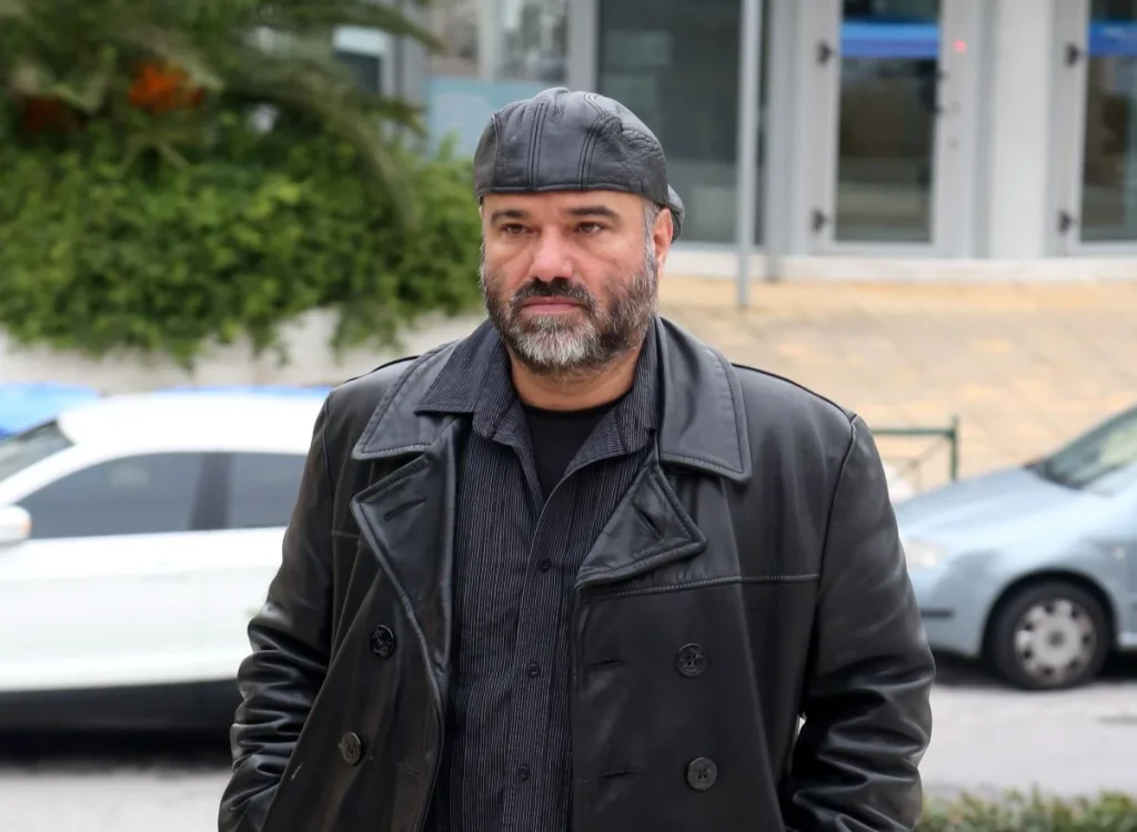 «Απολύτως ψευδής» η καταγγελία της Αθανασοπούλου για βιασμό λέει ο σκηνοθέτης Κώστας Κωστόπουλος