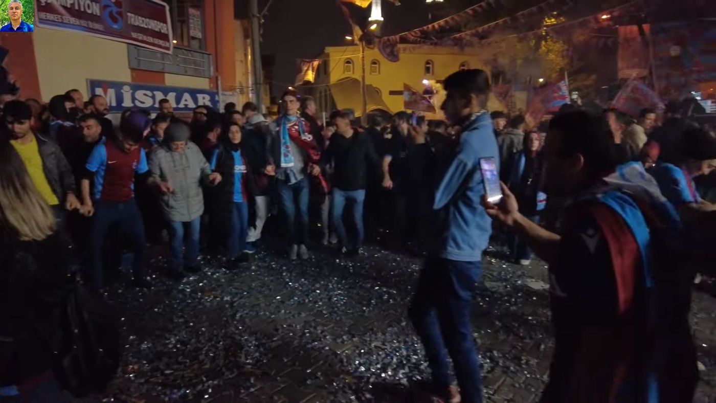 Χιλιάδες οπαδοί της Τράμπζονσπορ πανηγύρισαν με ποντιακούς χορούς το πρωτάθλημα Τουρκίας! (βίντεο)