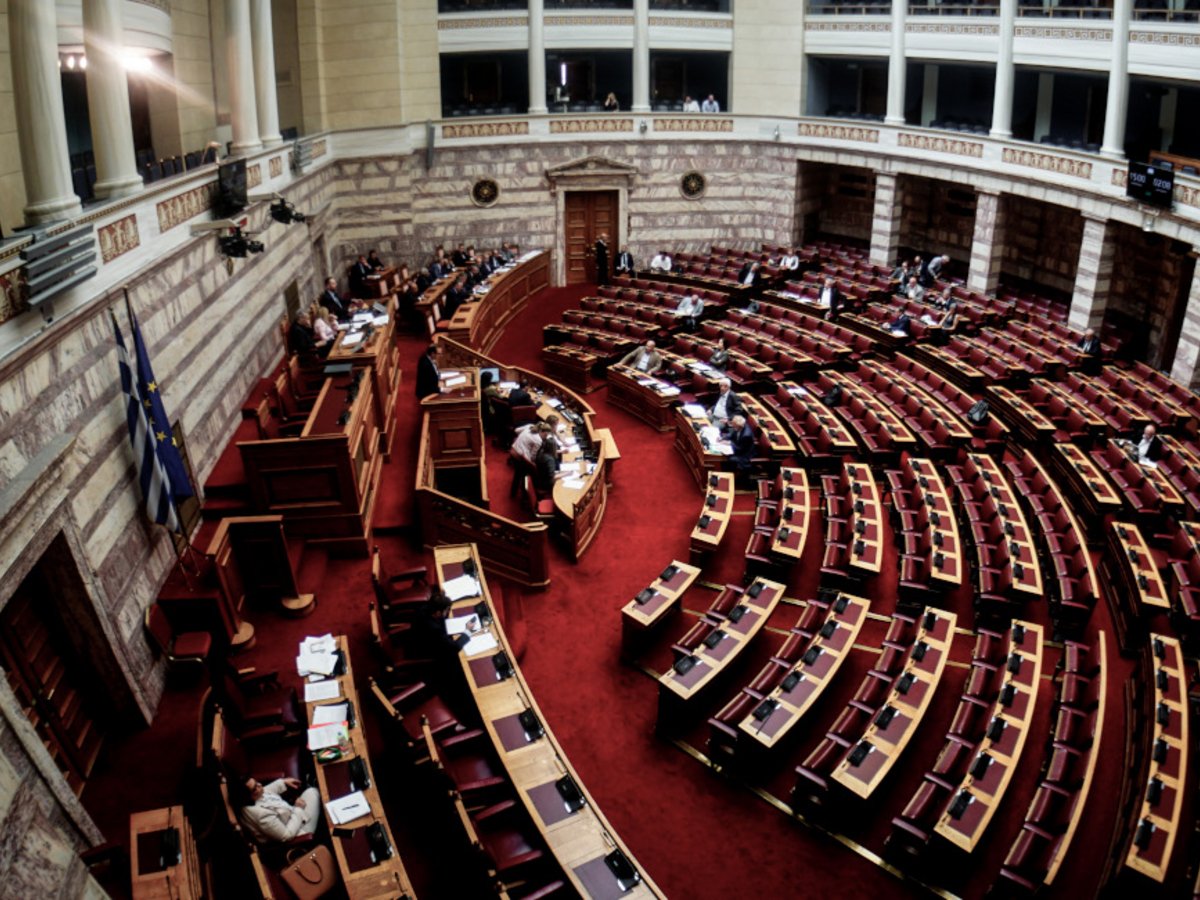Βουλή: Χωρίς αριθμητικό περιορισμό – Παραμένει η μάσκα