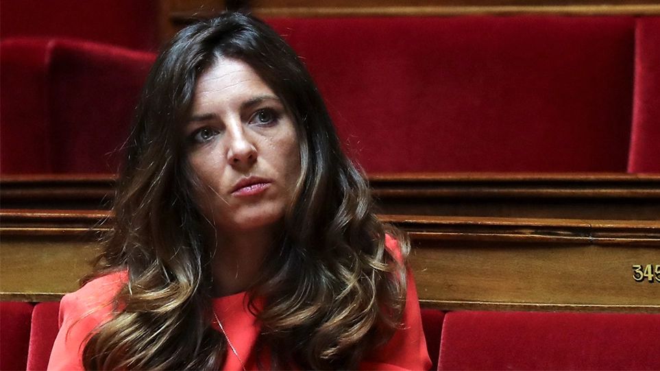 Γαλλία: Παραιτήθηκε από την Εθνοσυνέλευση η εκλεκτή του Μακρόν που ξόδευε €2.000 το μήνα σε ρούχα – εσώρουχα