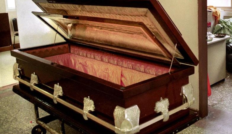 Περού: Γυναίκα… ξύπνησε στη μέση της κηδείας της & άρχισε να… χτυπά το φέρετρο