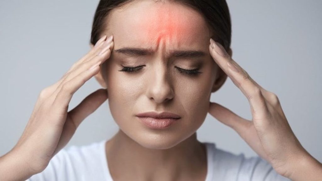 Επίμονος πονοκέφαλος: Πιθανές αιτίες και πότε πρέπει να αναζητήσετε άμεση ιατρική βοήθεια