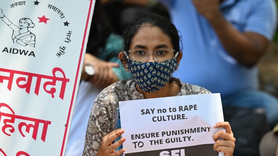 Ινδία: Αξιωματικός κατηγορείται ότι βίασε 13χρονη που είχε πέσει θύμα ομαδικού βιασμού