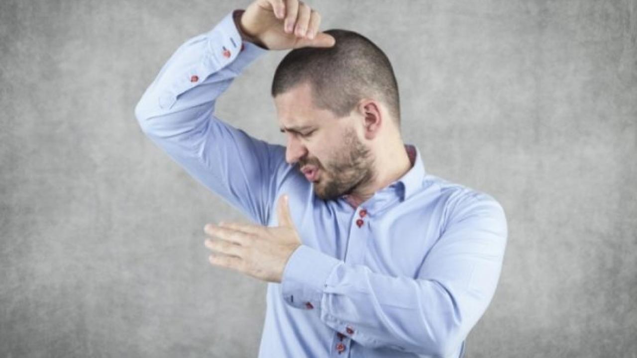 Τι να κάνετε για να μην μυρίζουν οι μασχάλες σας από τον ιδρώτα