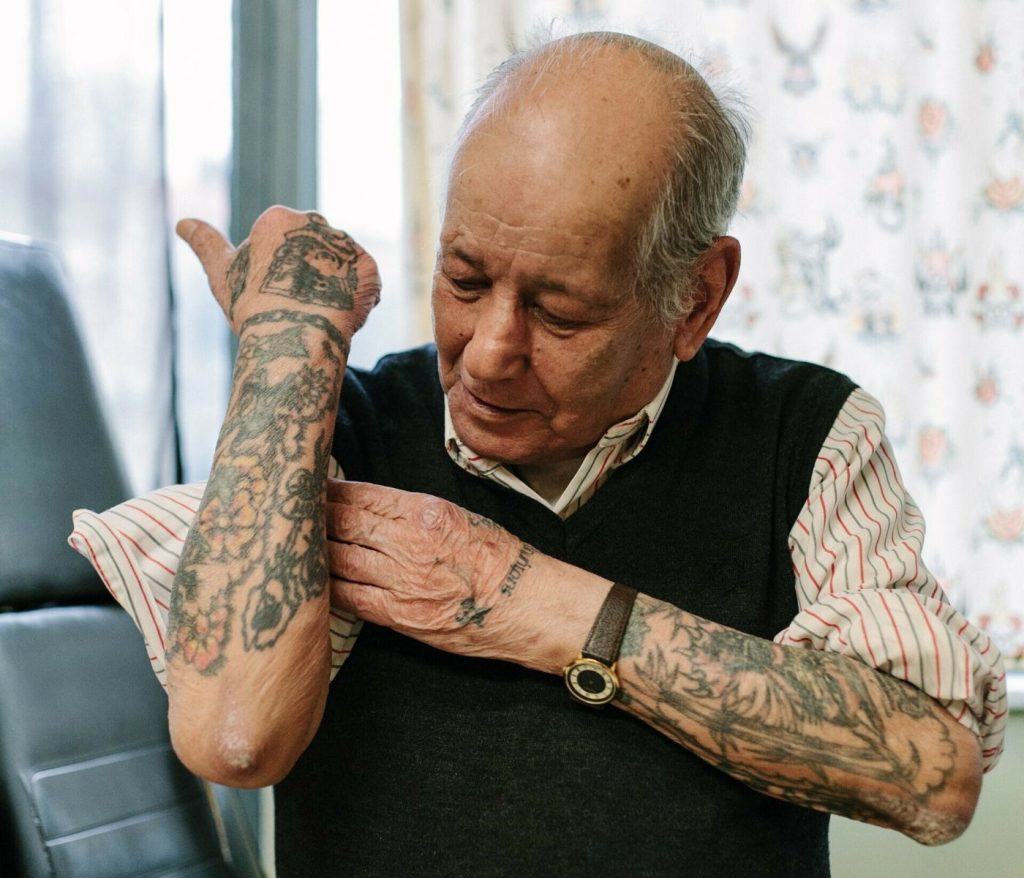 Πέθανε ο Τζίμης ο πρώτος tatoo artist της Ελλάδας – Ο πρώτος που άνοιξε τατουατζίδικο στην Αθήνα
