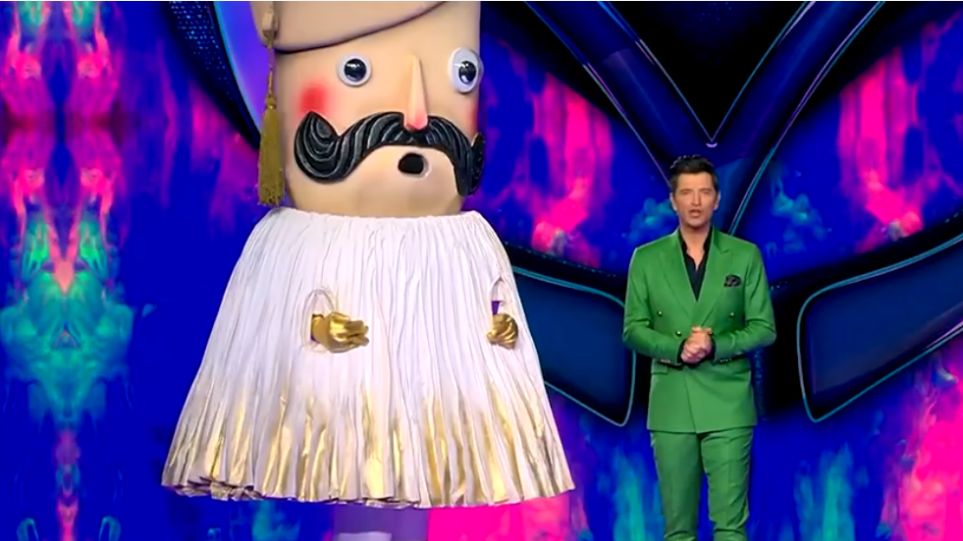 The Masked Singer: H μάσκα του Τσολιά αποκαλύφθηκε και όλοι σοκαρίστηκαν με το πρόσωπο που κρυβόταν πίσω