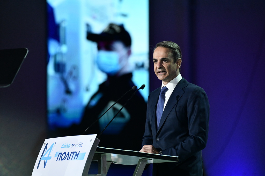 Συνέδριο ΝΔ: Τα «πηγαδάκια» Μητσοτάκη με στελέχη του κόμματος και οι φωτογραφίες