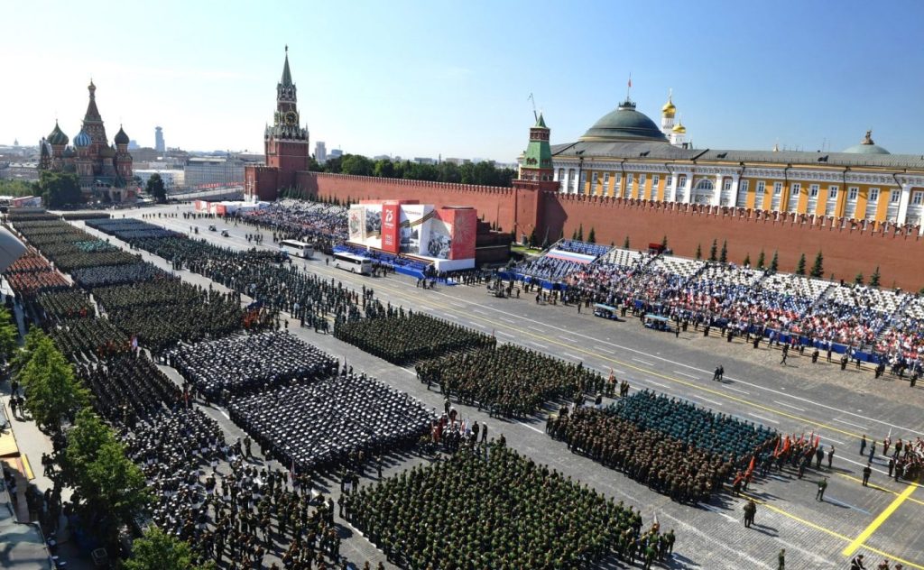 Στους ρυθμούς της παρέλασης της 9ης Μαΐου η Μόσχα: Άρματα και το σύμβολο «Ζ» στους δρόμους (βίντεο)