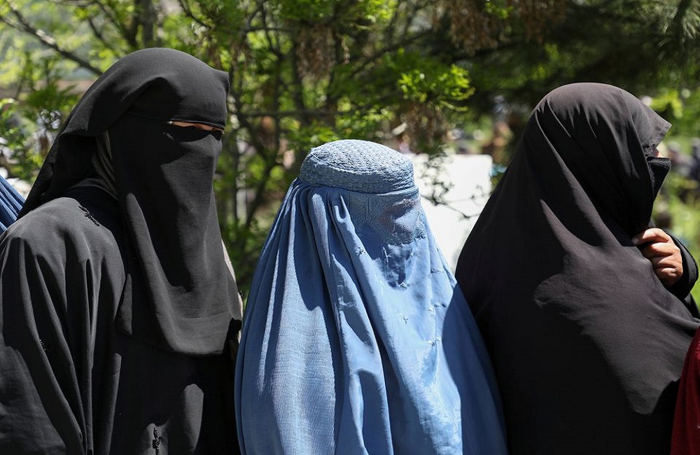 Αφγανιστάν: Ο ηγέτης των Ταλιμπάν ζήτησε από τις γυναίκες να φορούν μπούρκα για να κυκλοφορούν δημοσίως