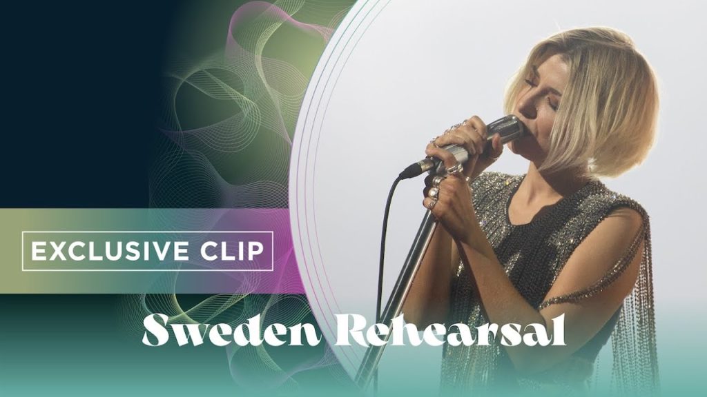 Eurovision: Ατύχημα για την τραγουδίστρια της Σουηδίας – Τη «χτύπησε» ρεύμα πάνω στη σκηνή