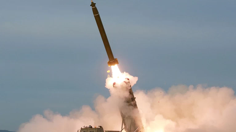 Η Βόρεια Κορέα εκτόξευσε ακόμη έναν πύραυλο – H 15η οπλική δοκιμή για φέτος