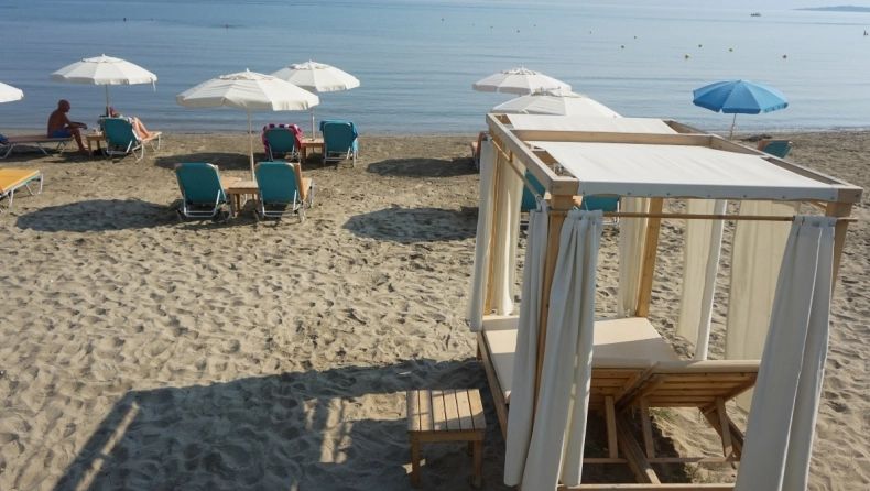 Μόνο οι τουρίστες βλέπουν φθηνές τις τιμές στις οργανωμένες παραλίες