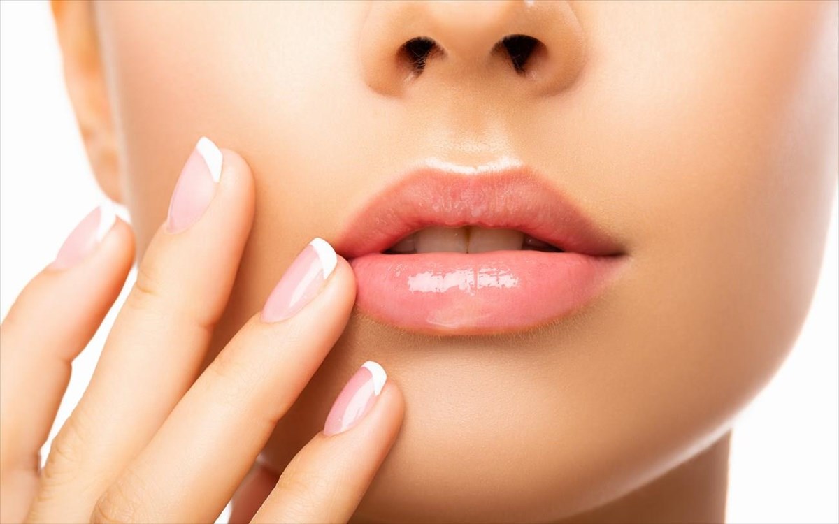 Έχετε ξερά χείλη; – Δείτε πώς να τα προετοιμάσετε για το κραγιόν σας