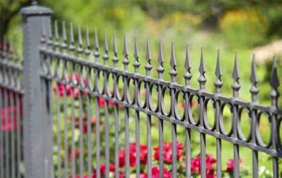 Εξαφανίστε τη σκουριά από τα κάγκελα με δύο κινήσεις και ένα υλικό από την κουζίνα σας