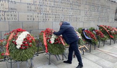 Κατάθεση στεφάνου στο μνημείο του Άγνωστου Στρατιώτη στην Αγία Πετρούπολη από τον πρόεδρο του ΑΚΚΕΛ