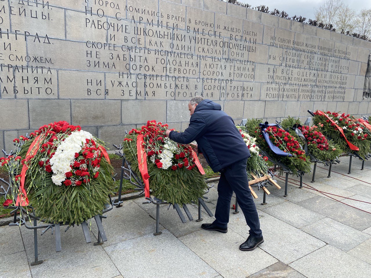 Κατάθεση στεφάνου στο μνημείο του Άγνωστου Στρατιώτη στην Αγία Πετρούπολη από τον πρόεδρο του ΑΚΚΕΛ