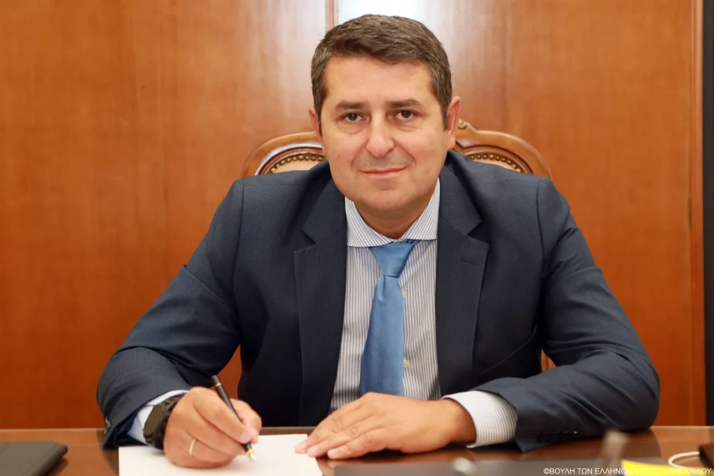 Ο γραμματέας της Βουλής Γ.Μυλωνάκης με fake news προσπάθησε να «διορθώσει» το «χαστούκι» για την ελευθερία του Τύπου