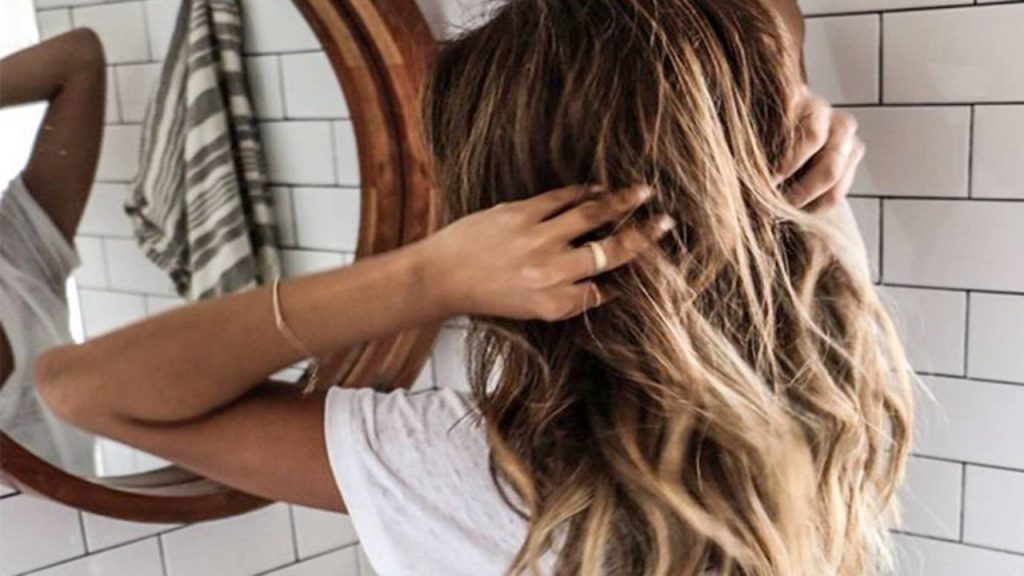 Τα πέντε χειρότερα πράγματα που κάνεις στα μαλλιά σου και πώς να τα αποφύγεις
