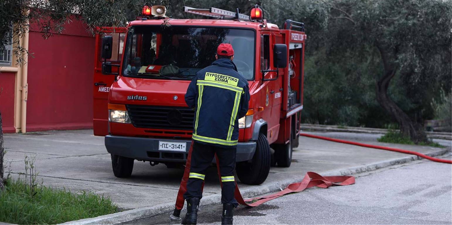 Θεσσαλονίκη: Φωτιά σε εγκαταλελειμμένο κτίριο στο Ωραιόκαστρο (βίντεο)