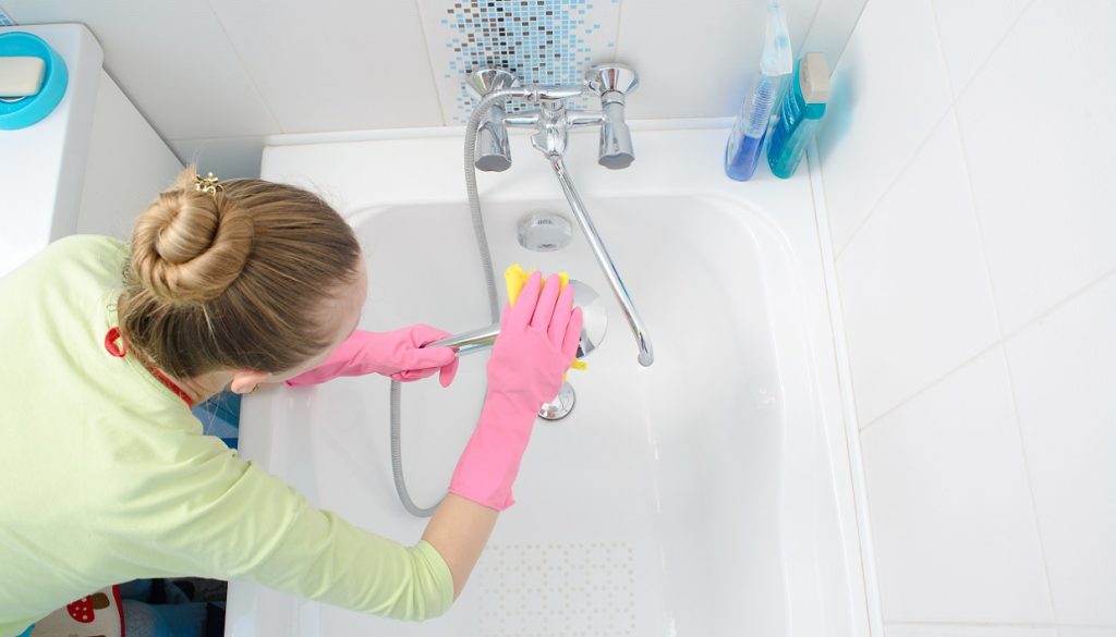 Πέντε απλά κόλπα για να καθαρίσεις γρήγορα και αποτελεσματικά το μπάνιο σου