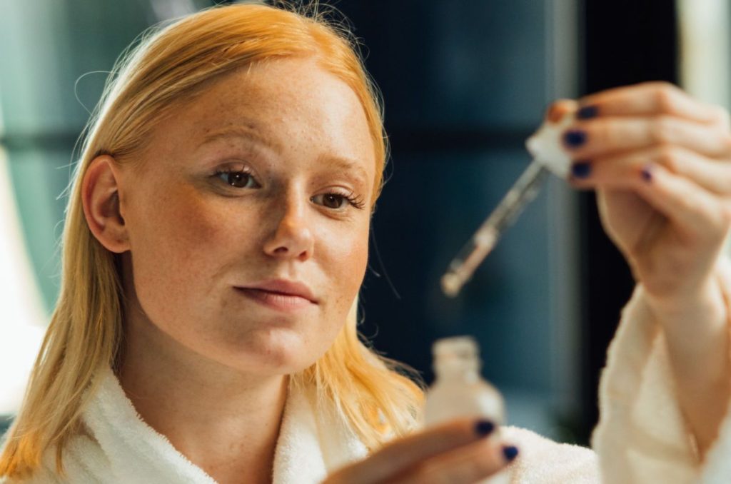 Οκτώ φυσικοί τρόποι για να σφίξετε το δέρμα στο πρόσωπο και τον λαιμό και να δείχνετε νεότερες