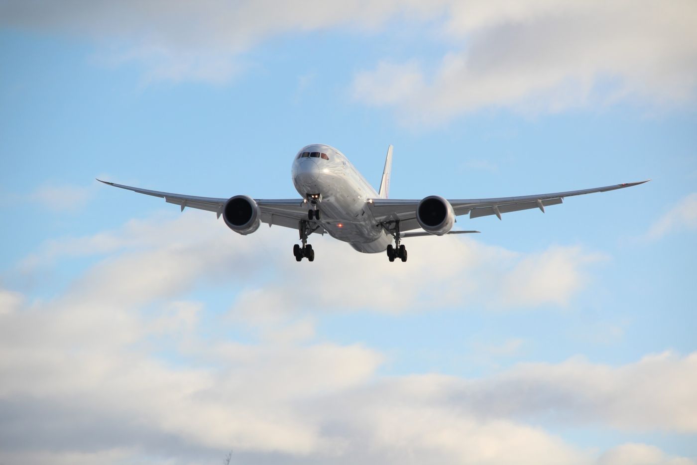 Αναγκαστική προσγείωση αεροσκάφους στη Θεσσαλονίκη – Πέθανε 79χρονη εν ώρα πτήσης