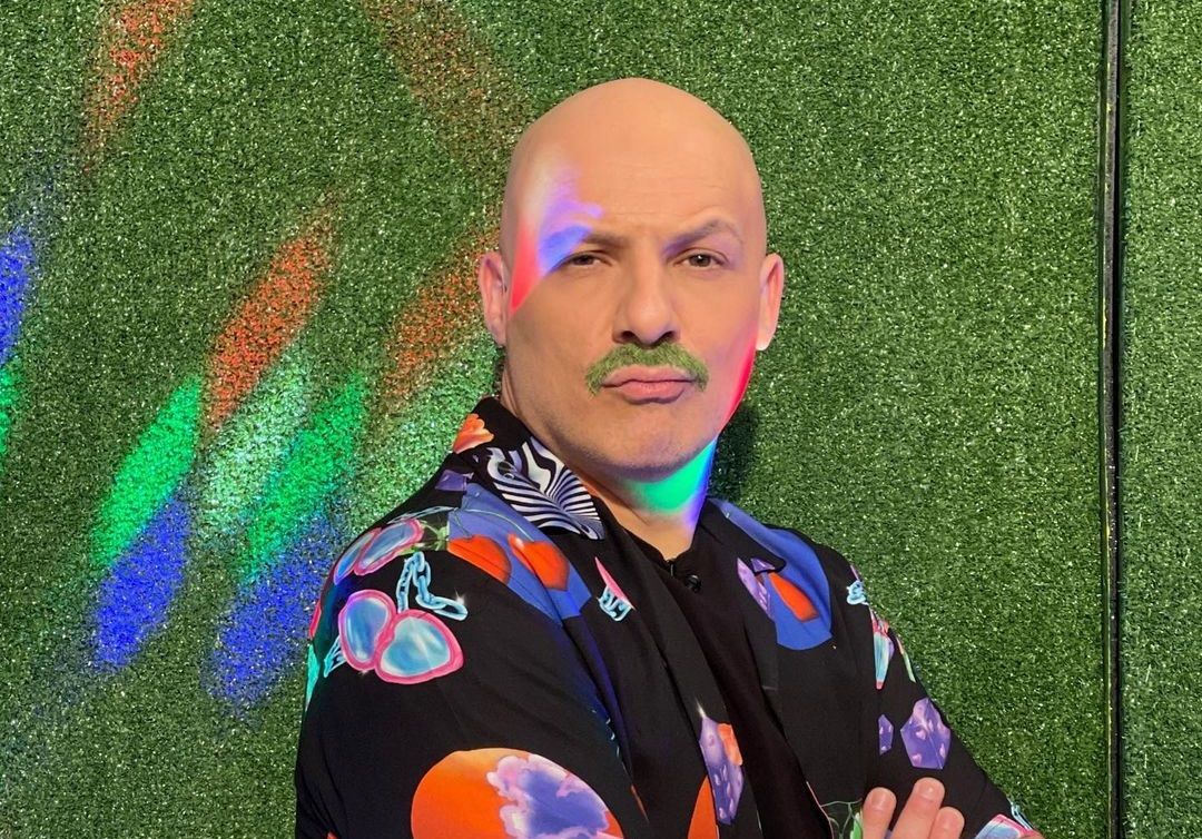 Ν.Μουτσινάς για ερωτική του συνεύρεση: «Ήταν ωραία η ατμόσφαιρα… άνοιξαν τα 2 κρεβάτια & βρέθηκα στο κενό»