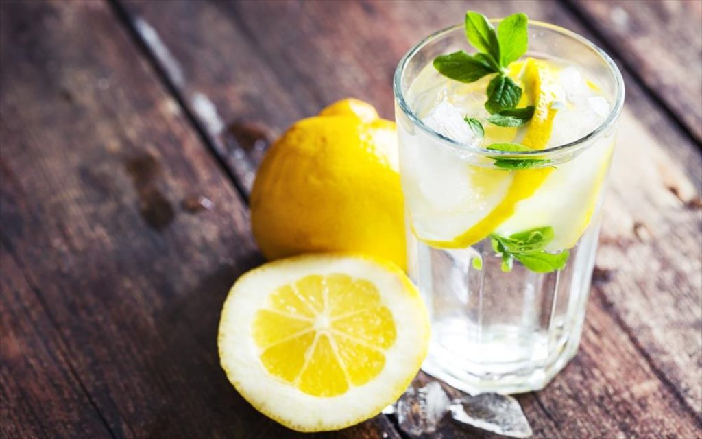 Νερό με λεμόνι: Τι ισχύει με αποτοξίνωση και ενέργεια – Μπορεί να προκαλέσει βλάβες;