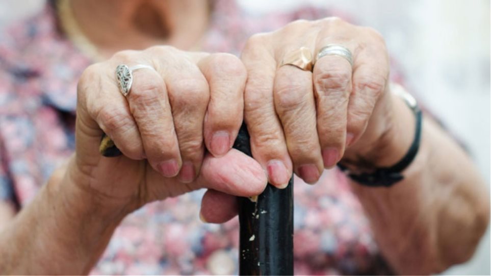 «Εφιάλτη» έζησε μία ηλικιωμένη σε γηροκομείο στο Αγρίνιο: «Δεν της έδωσαν φαγητό – Χτύπησε και την άφησαν»