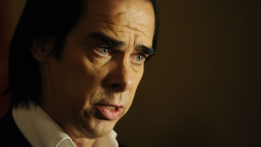 Nικ Κέιβ: O γιος του θρυλικού τραγουδιστή πέθανε σε ένα φτηνό μοτέλ – Είχε χτυπήσει βαριά τη μητέρα του