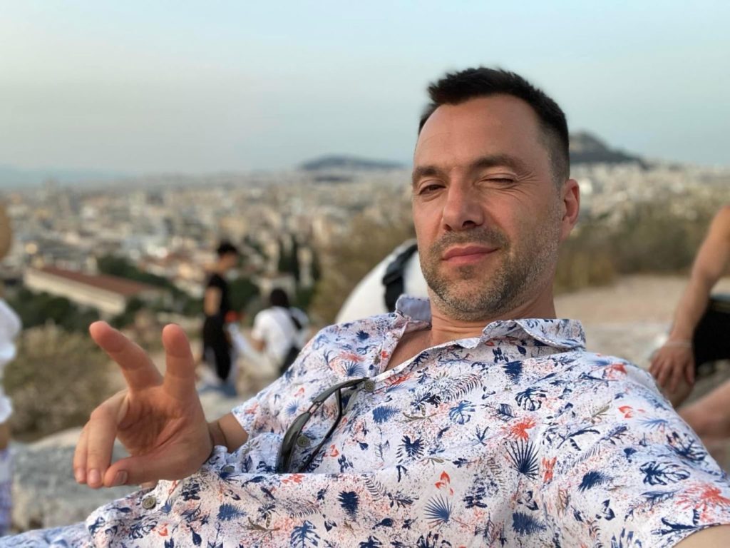 Χυδαία ανάρτηση από σύμβουλο του Β.Ζελένσκι: Ποζάρει στην Αθήνα και κάνει πλάκα με τους νεκρούς του πολέμου