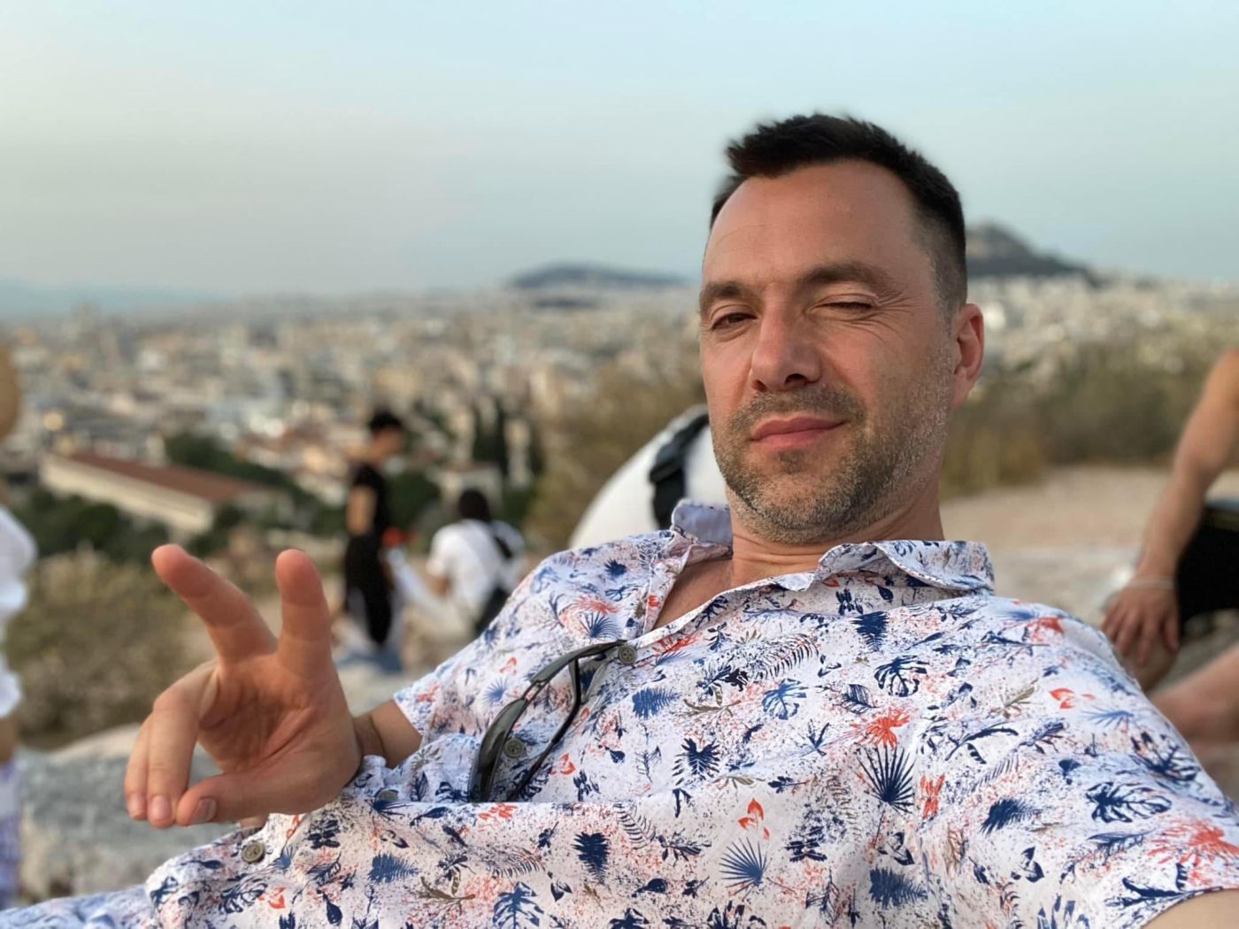 Χυδαία ανάρτηση από σύμβουλο του Β.Ζελένσκι: Ποζάρει στην Αθήνα και κάνει πλάκα με τους νεκρούς του πολέμου