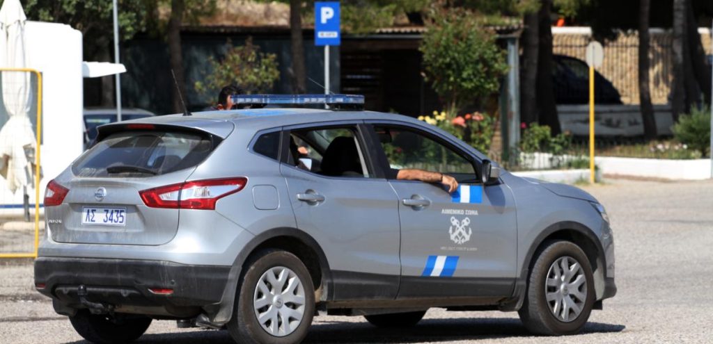 Ραφήνα: Νεαροί «έπαιζαν» με ασυνόδευτο περιπολικό του λιμενικού – Ερεύνα από το αρχηγείο
