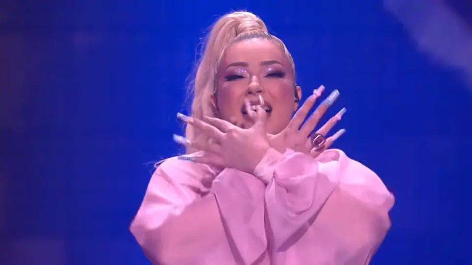 Eurovision: Η τραγουδίστρια της Αλβανίας σχημάτισε τον αετό στη σκηνή!