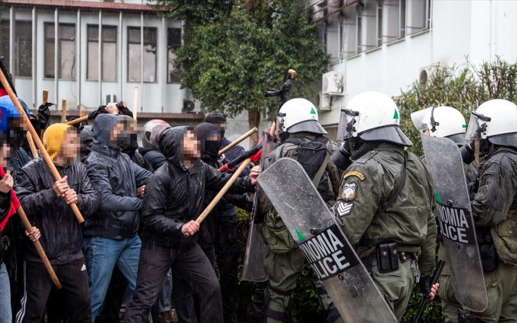 Θεσσαλονίκη: Επεισόδια έξω από το ΑΠΘ – Κουκουλοφόροι πέταξαν πέτρες σε ΜΑΤ (βίντεο)