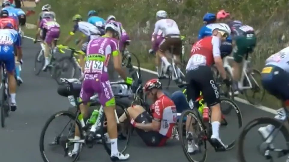 Μηχανή παρέσυρε ποδηλάτες στο 4ο ετάπ του Γύρου Ιταλίας (βίντεο)