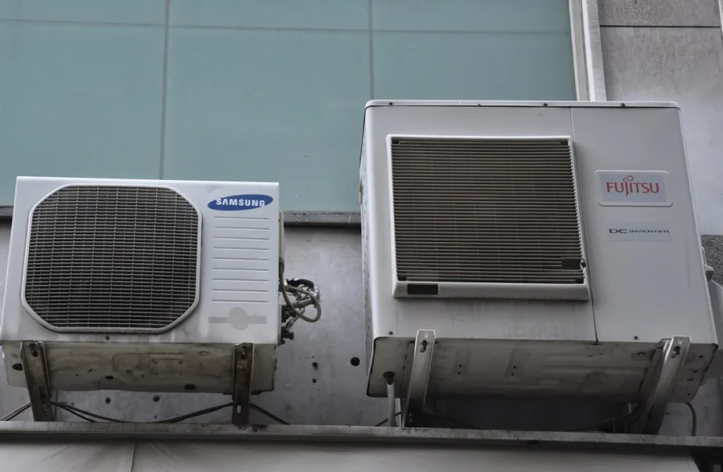 Τα μέτρα που εξετάζει η κυβέρνηση: «Πλαφόν» στους θερμοστάτες – Από 19 έως 27 βαθμούς Κελσίου τα κλιματιστικά