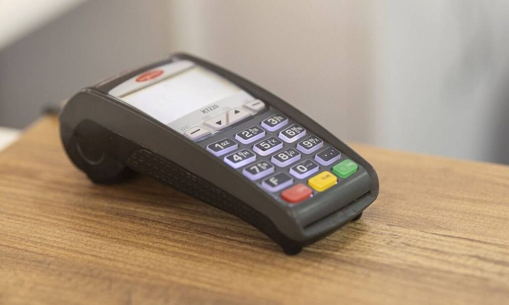 «Ηλεκτρονικό μπλόκο» στη φοροδιαφυγή – «Έρχεται» ο «Μεγάλος Αδερφός» στις ταμειακές μηχανές και τα POS