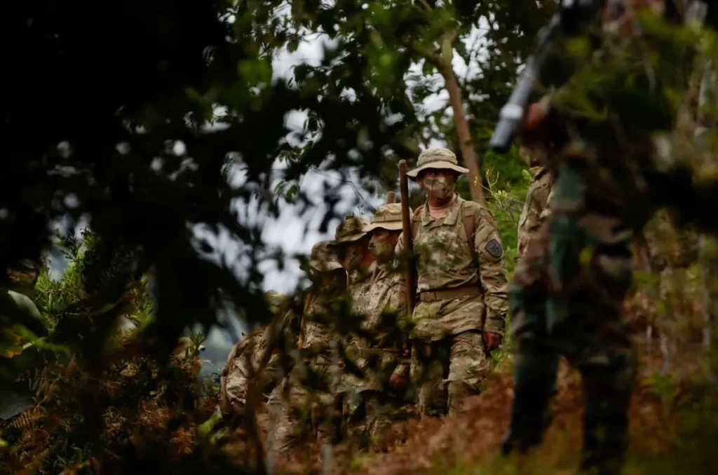 Κολομβία: Τουλάχιστον 120 στρατιωτικοί παραμένουν αποκλεισμένοι και περικυκλωμένοι από καλλιεργητές κόκας
