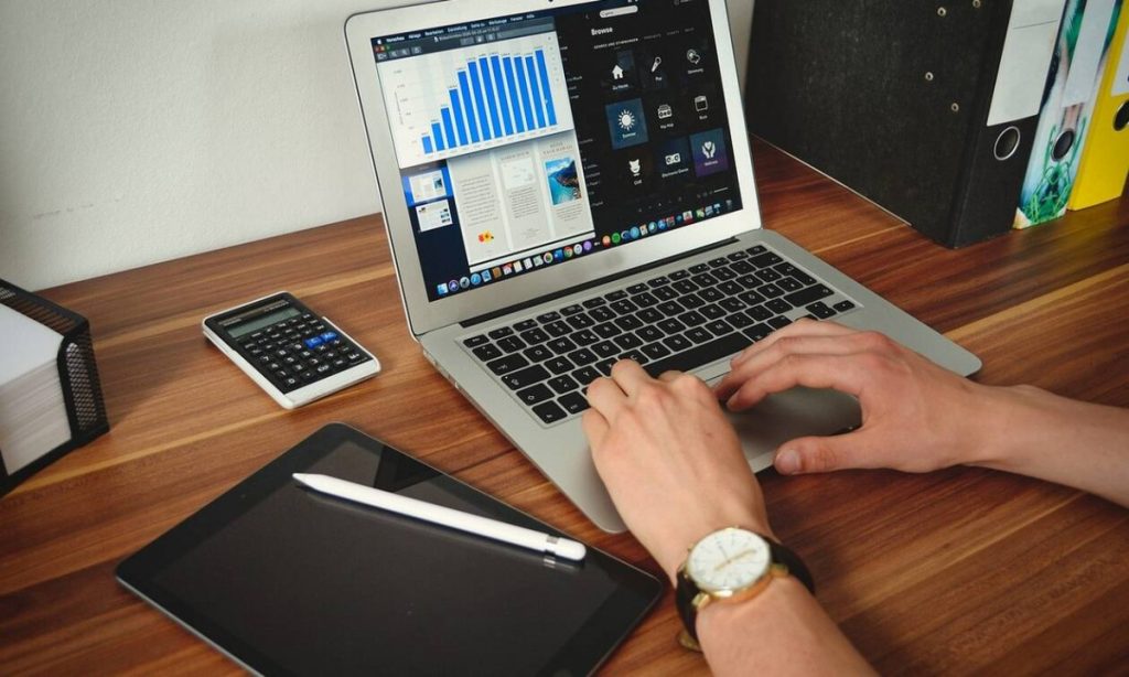 Voucher 200 ευρώ: Ανοίγει σήμερα η πλατφόρμα για την υποβολή αιτήσεων από τους εκπαιδευτικούς