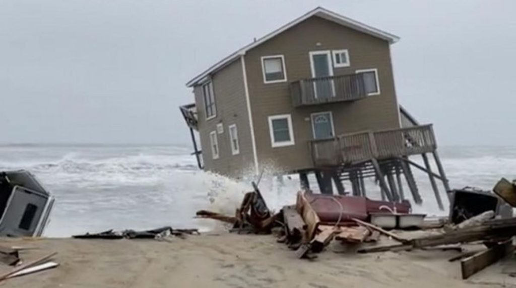 Βόρεια Καρολίνα – ΗΠΑ: Σπίτια παρασύρονται από τα μανιασμένα κύματα (βίντεο)