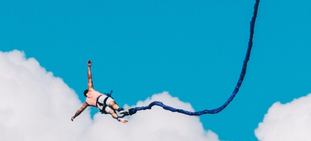 Παρ’ολίγον τραγωδία: Πήδηξε από τα 40 μέτρα με bungee jumping αλλά το σχοινί δεν ήταν δεμένο (βίντεο)