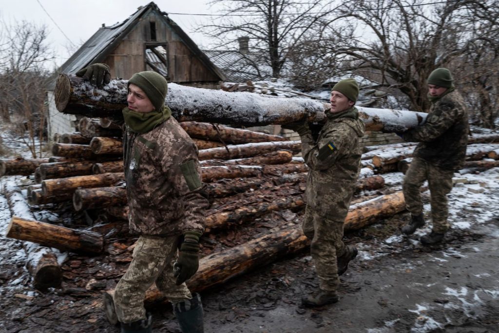 Βίντεο: Ουκρανοί στρατιώτες οχυρώνονται σε κήπο σπιτιού και «σκάει» δίπλα τους ρωσική οβίδα