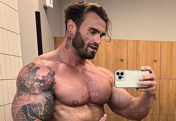 Στη ΜΕΘ ο Mr Υφήλιος μετά από πτώση που είχε από παράθυρο