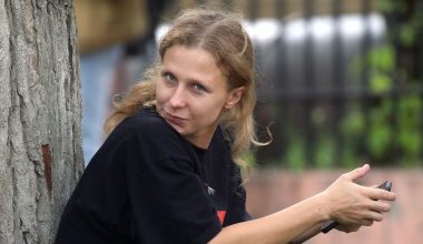 H επικεφαλής των Pussy Riot διέφυγε από τη Ρωσία μεταμφιεσμένη σε ντελιβερά
