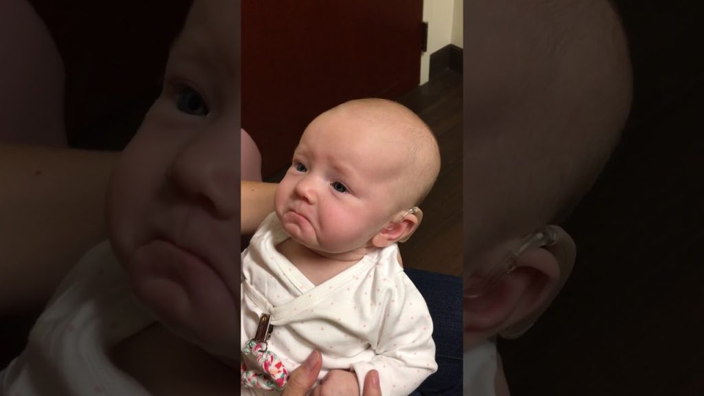 Κουφά μωράκια ακούνε για πρώτη φορά τη φωνή της μαμάς τους – Απίθανες αντιδράσεις στο βίντεο