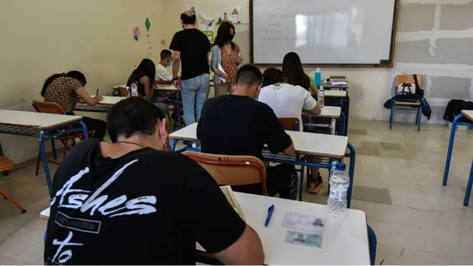 «Πέφτει» η αυλαία στα σχολεία- Νωρίτερα θα διεξαχθούν φέτος οι πανελλαδικές εξετάσεις