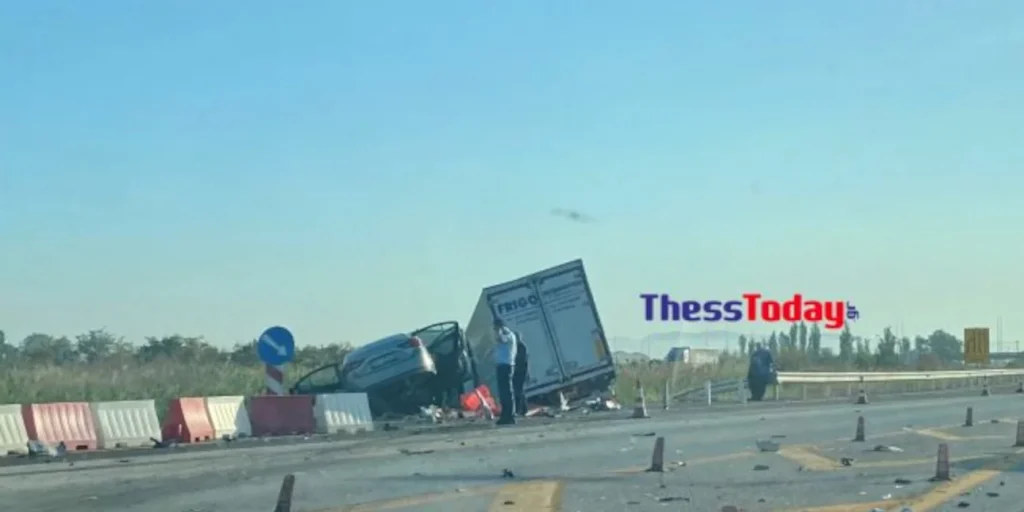 Σύγκρουση ΙΧ με νταλίκα στην εθνική οδό Θεσσαλονίκης-Βέροιας